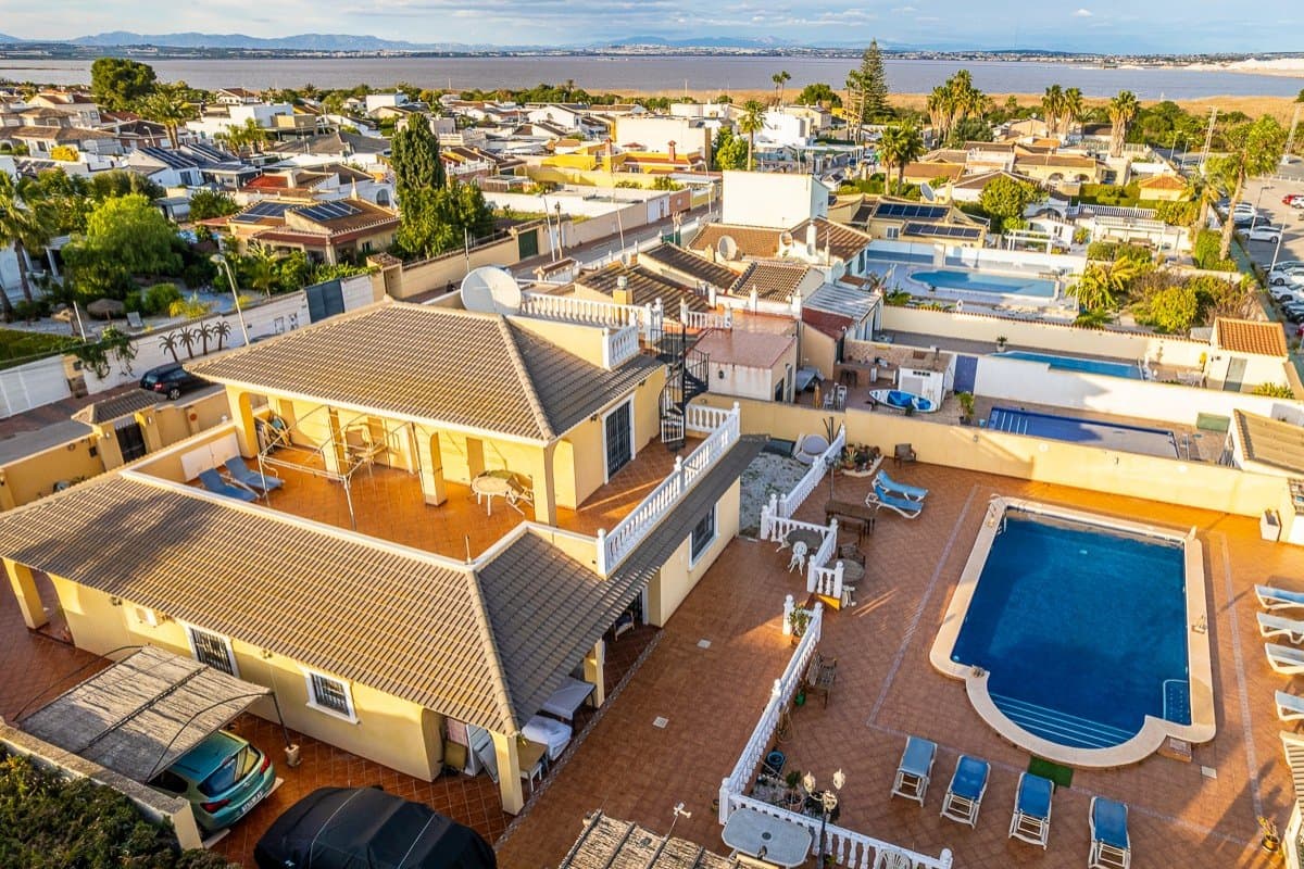 Außergewöhnliche Villa mit 6 Schlafzimmern, 6 Badezimmern, Keller, Dachterrasse und Privatpool