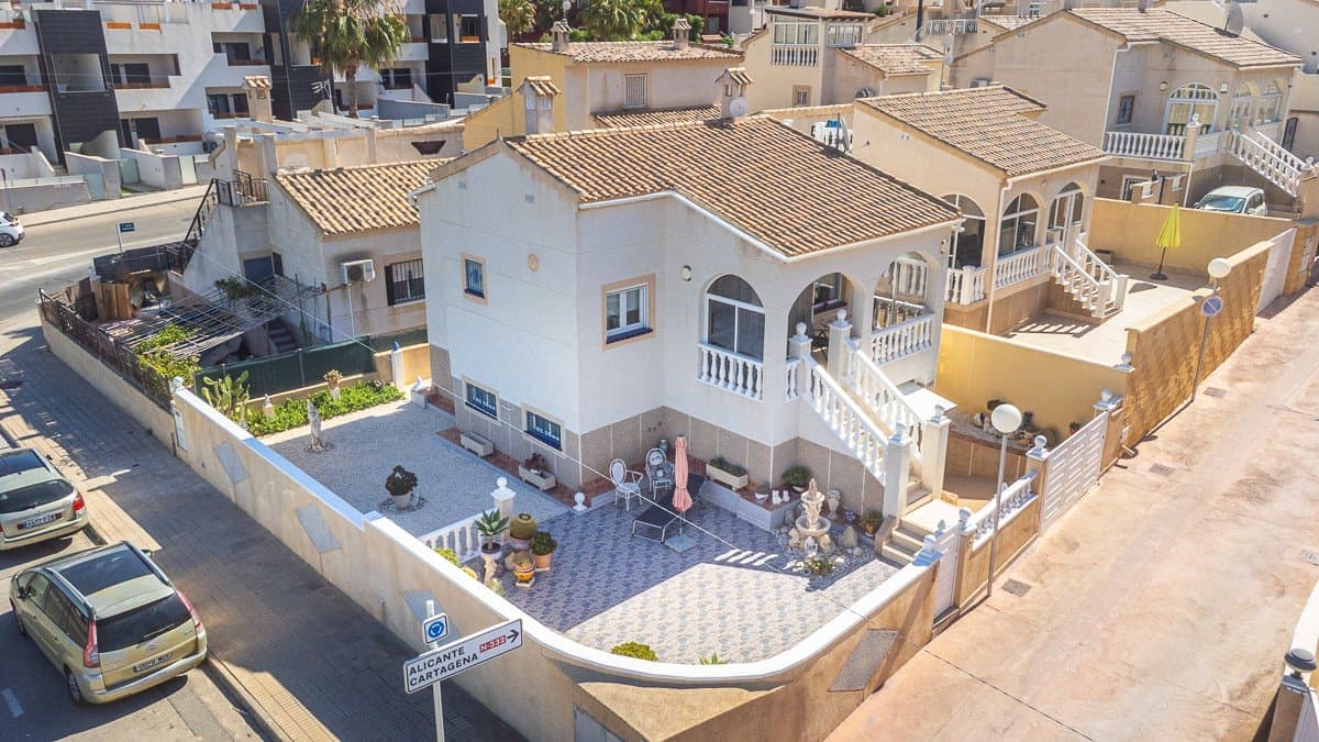 Villa mit 2 Schlafzimmern, 1 Badezimmer, Keller, Garage und Gemeinschaftspool in Los Altos