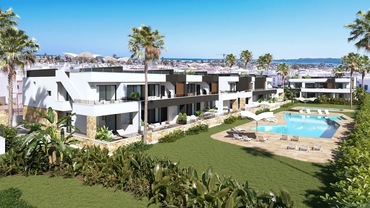 Obergeschoss-Wohnungen mit 2 Schlafzimmern, 2 Bädern, Dachterrasse, Einbauküchen mit Elektrogeräten, Klimaanlage, Kfz-Stellplatz und Gemeinschaftspool