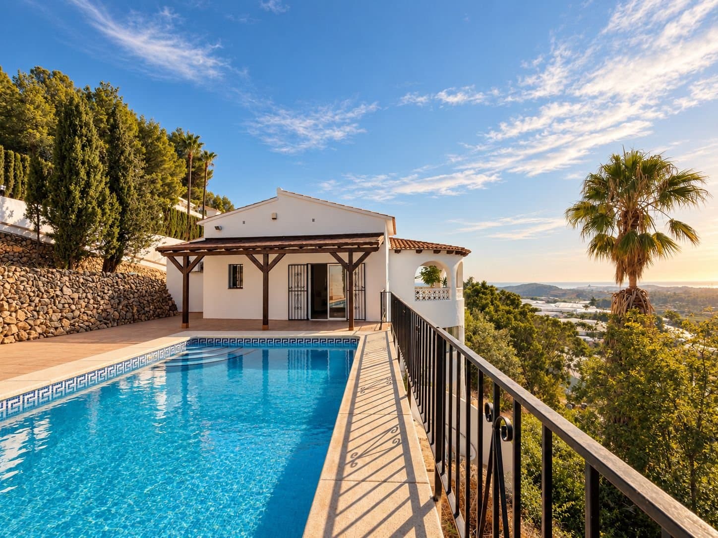 Freistehende Villa mit Meer- und Bergblick, privatem Pool und separatem Gästeapartment