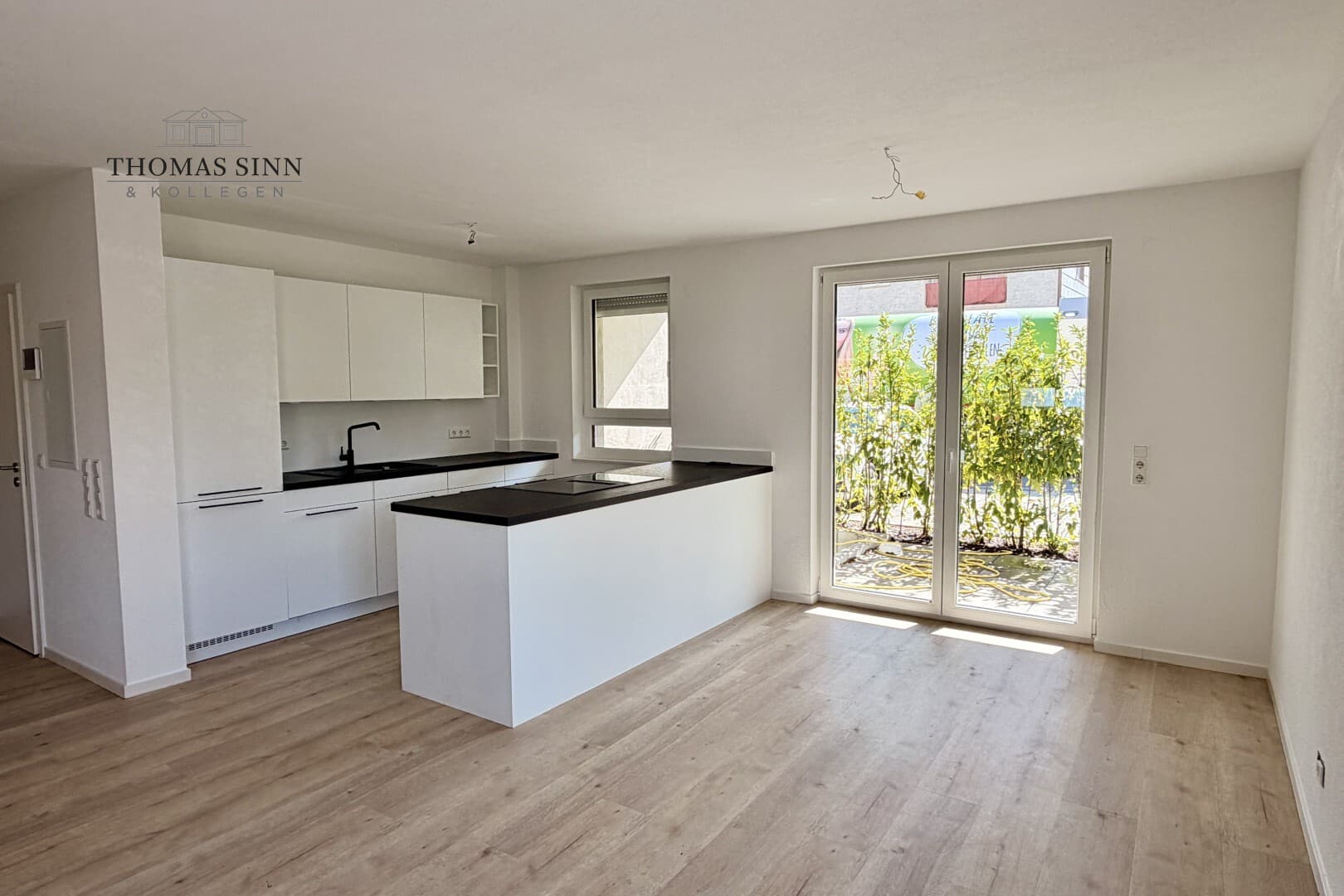 NEUWERTIGE 4-ZIMMER-MAISONETTE-WOHNUNG MIT BALKON UND 2 AUßENSTELLPLÄTZEN IN RUHIGER LAGE