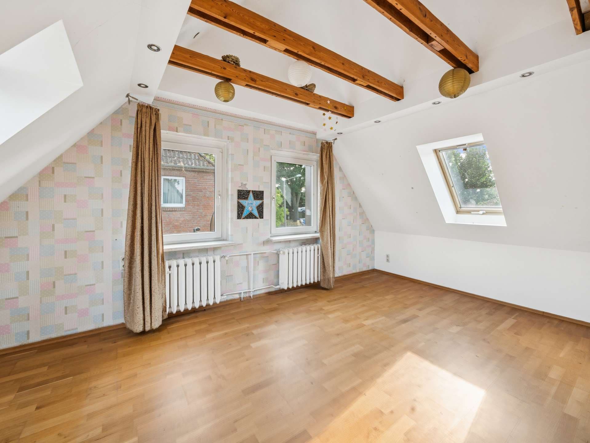 Freistehendes Einfamilienhaus mit großem Grundstück und Entwicklungspotenzial