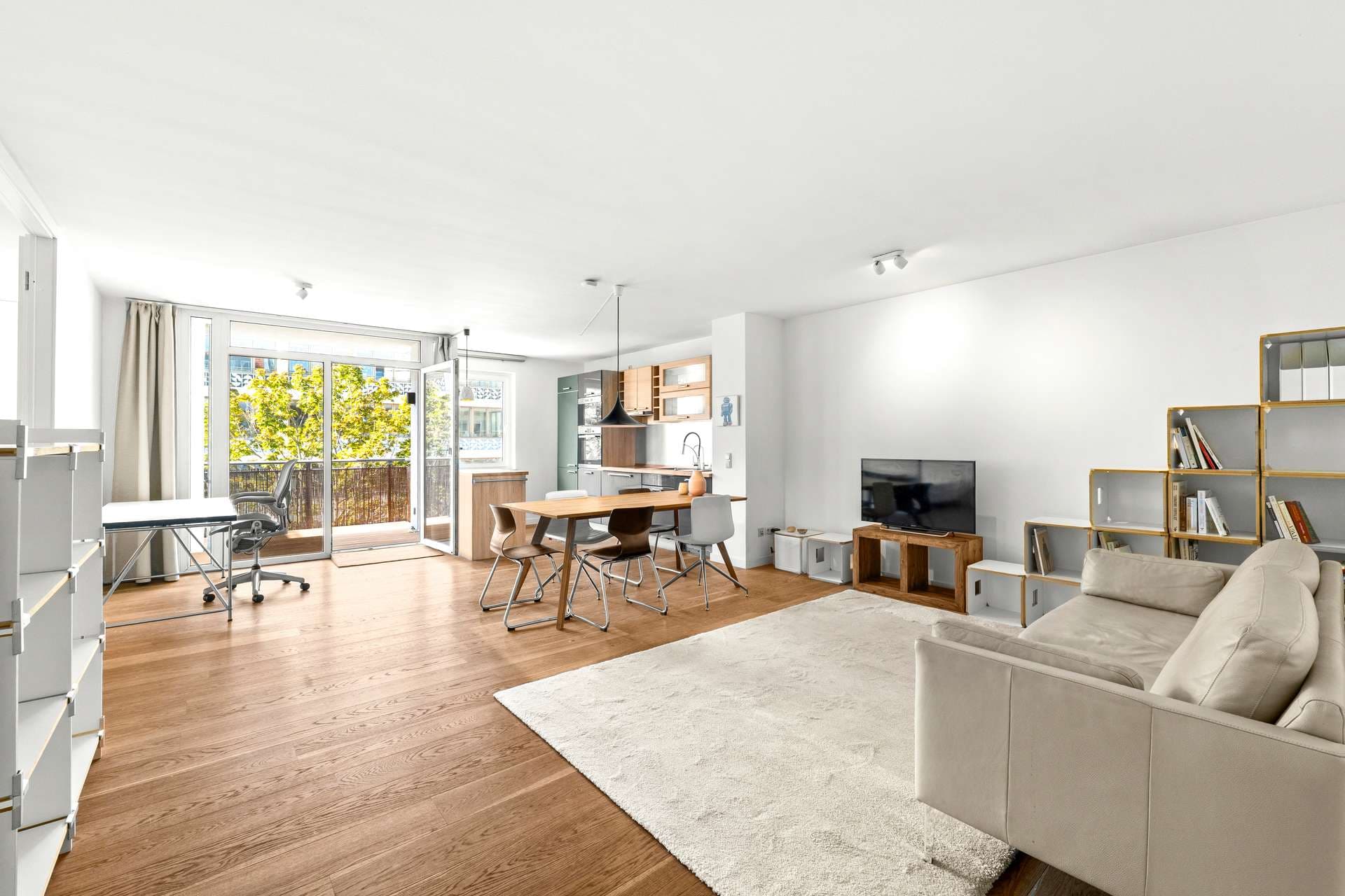 Großzügig wohnen zwischen Mitte & Kreuzberg – 42 m² Wohnbereich, Balkon & Ankleidezimmer