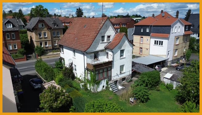 ZENTRALES ZWEIFAMILIENHAUS MIT AUSBAURESERVE!
KEINE KÄUFERPROVISION!