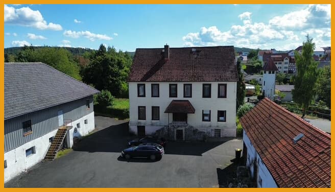 VIER-SEITEN-HOF MIT KLEINEM WALD!
KEINE KÄUFERPROVISION