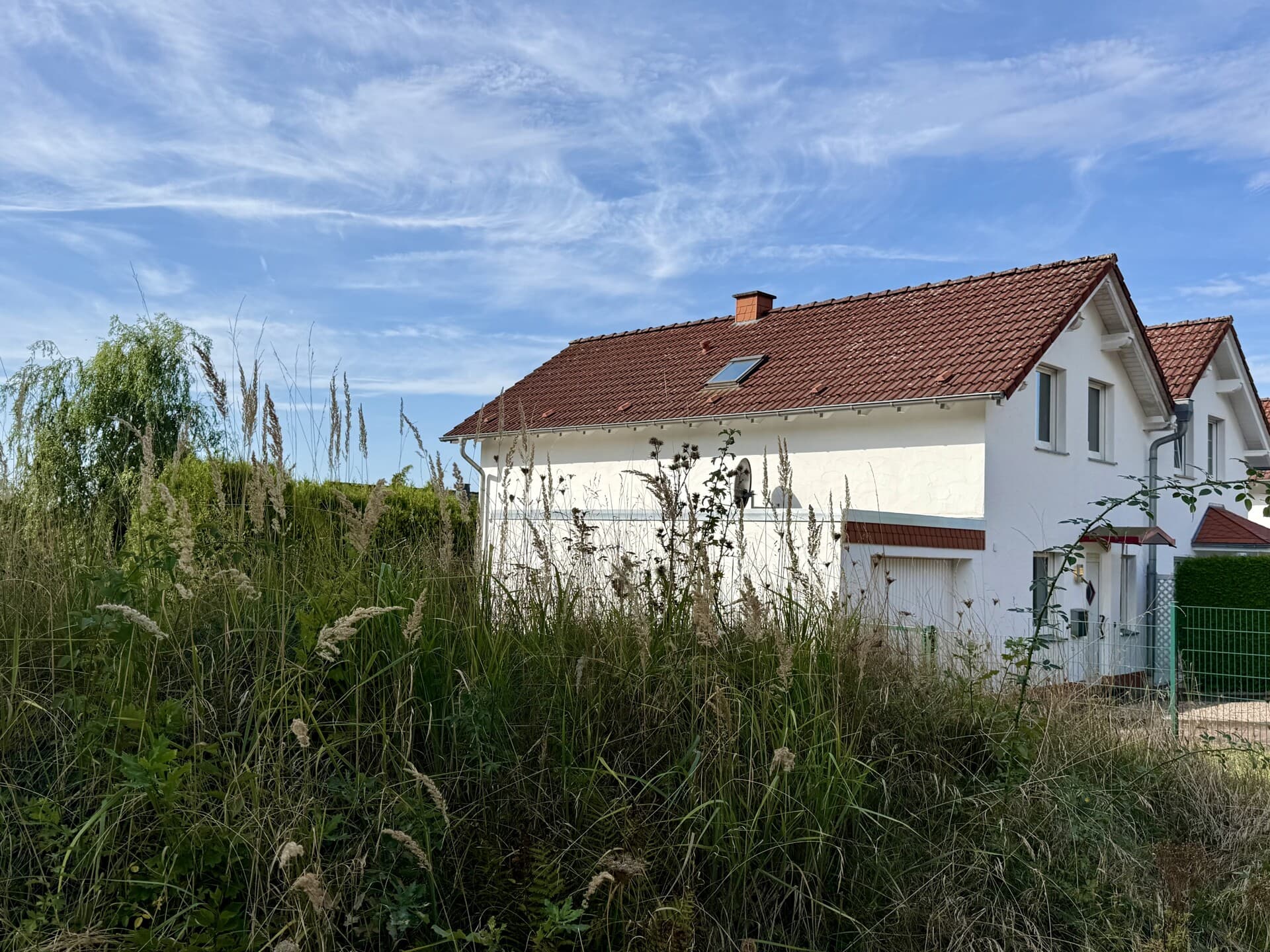 Fröndenberg: Gepflegte Doppelhaushälfte mit Garage in familienfreundlicher und stadtnaher Wohnlage!