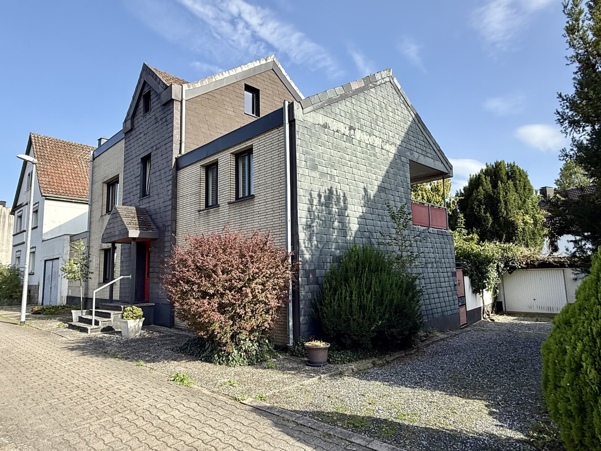 Fröndenberg-Mitte: Großzügiges Wohnhaus mit Doppelgarage – ideal zur individuellen Gestaltung!