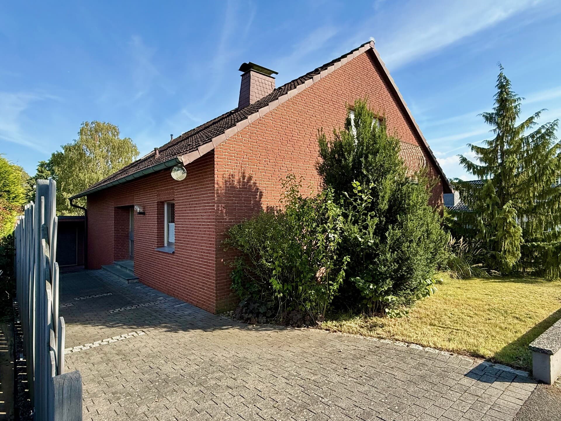 Fröndenberg-Warmen: Freistehendes Einfamilienhaus mit Garage in ruhiger Wohn- und Anliegerstraße!