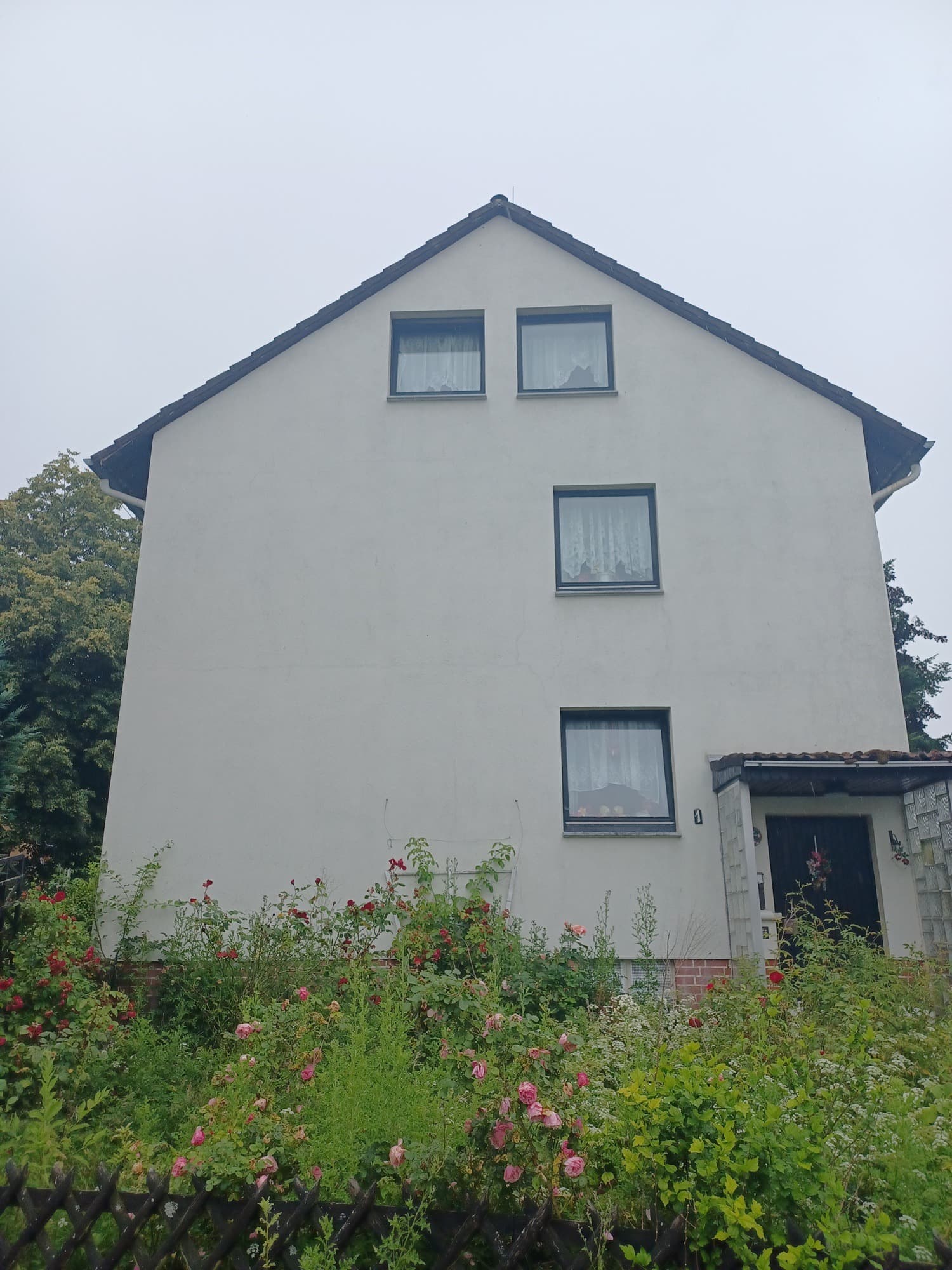 Sanierungsbedürftiges Zweifamilienhaus in ländlicher Lage