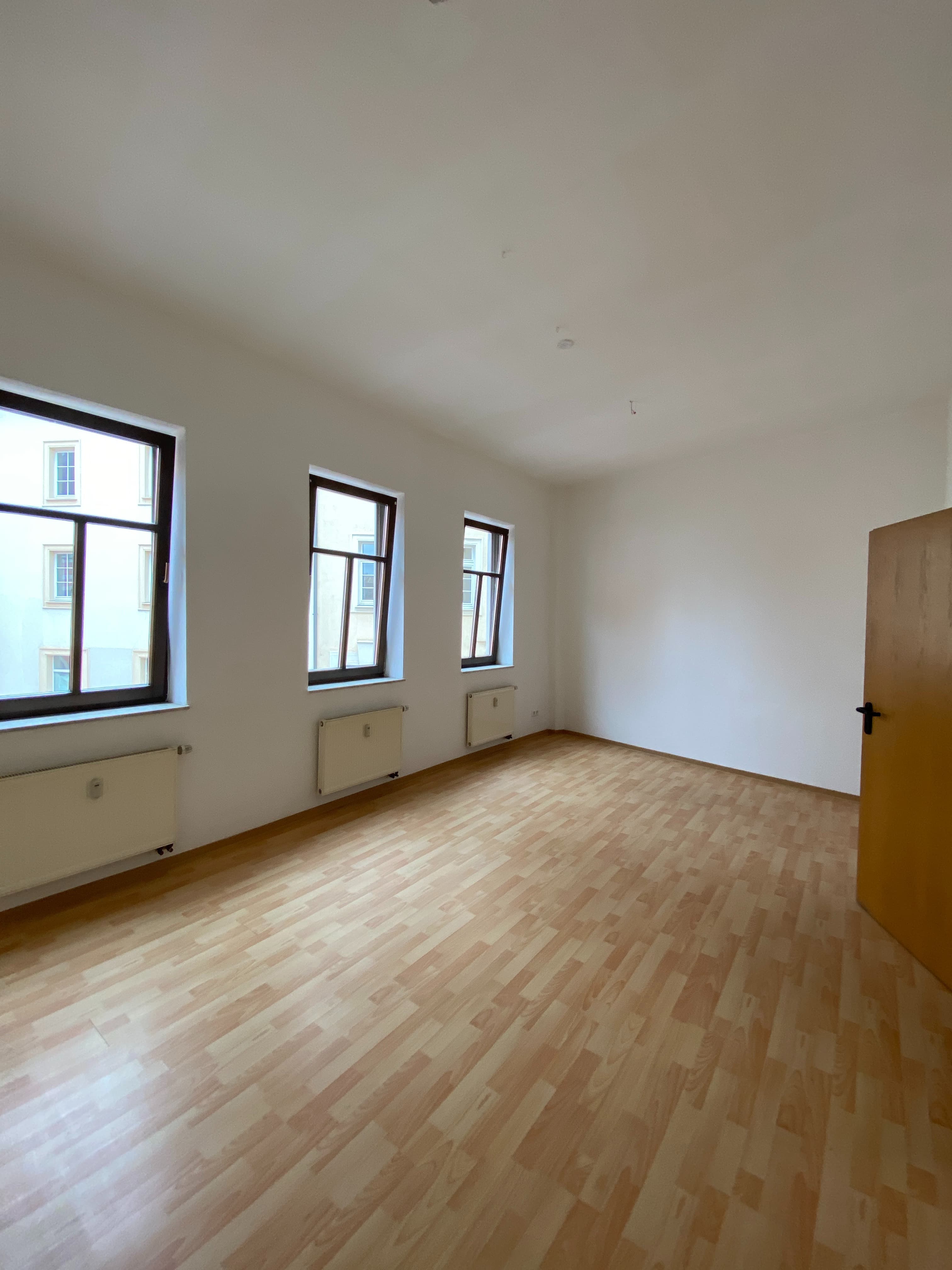 gemütliche 2 -Zimmer-Wohnung mit Singleküche und kleinen Balkon zu vermieten