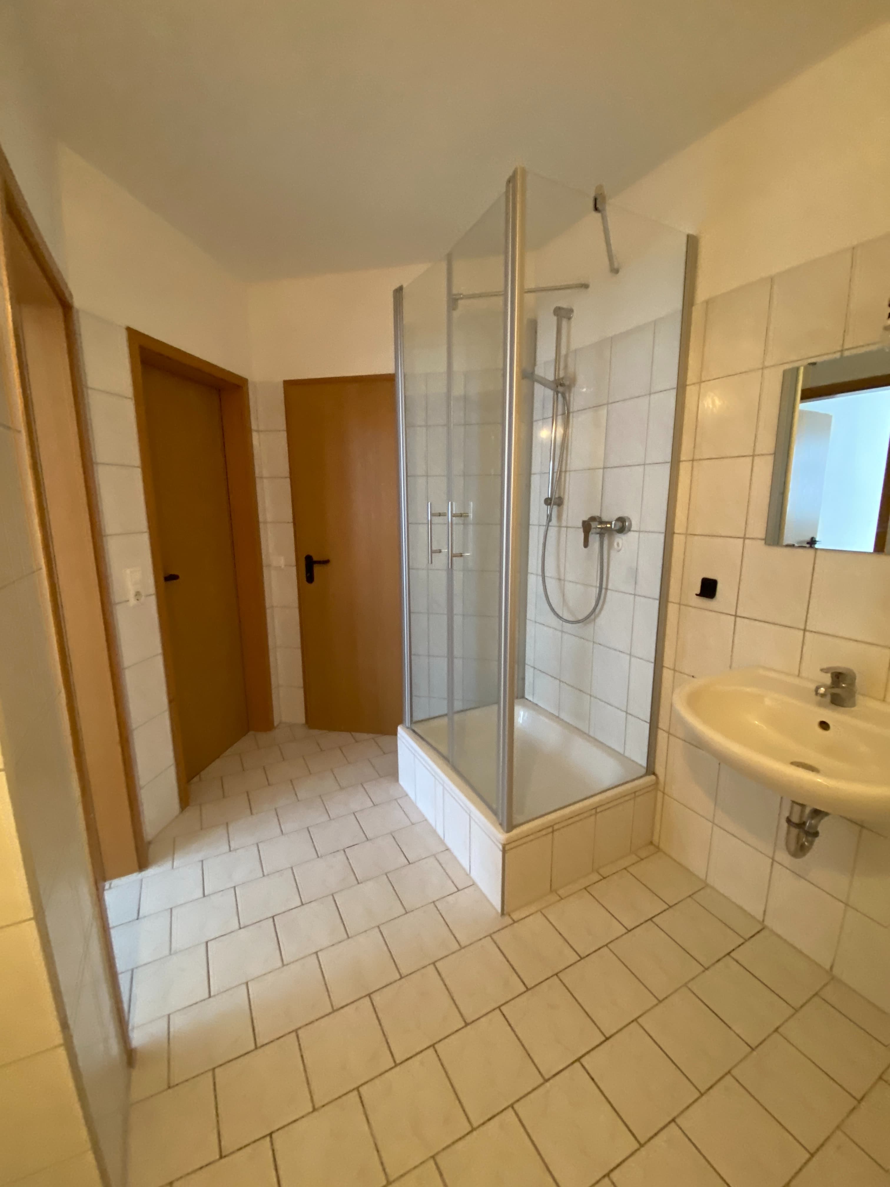 2- Raum Wohnung mit Küchenzeile und kleinem Balkon - Bad mit Wanne und Dusche -