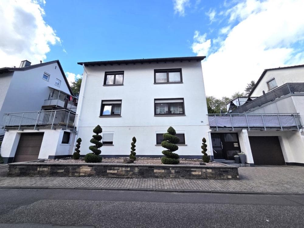 +++ Großzügiges Zweifamilienhaus mit 2 großen Terrassen, Balkonen, Wintergarten, ausgebautem Dachgeschoss, Garten und 2 Garagen in ruhiger Wohnlage +++