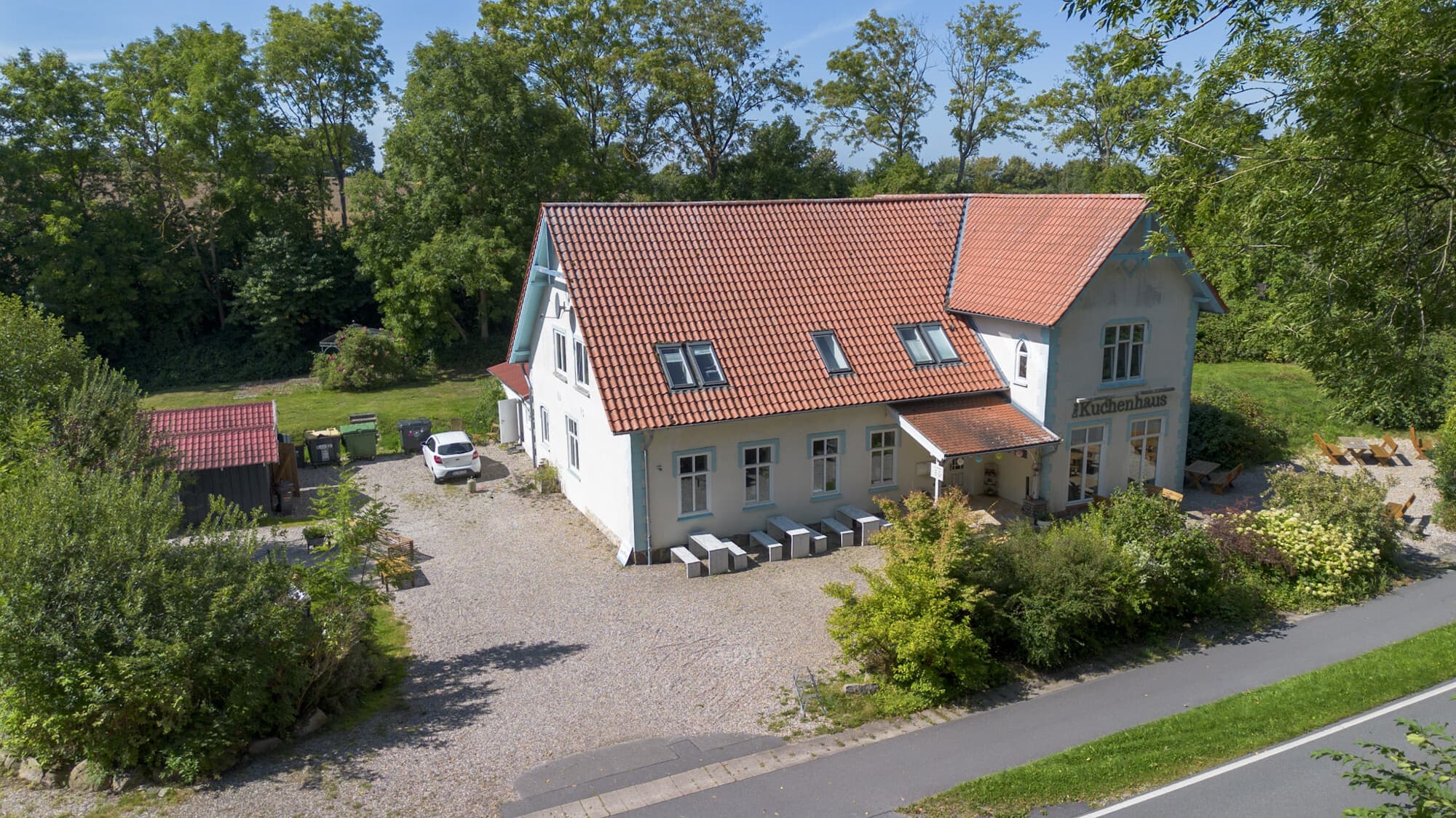 Wohnen, genießen, investieren: Etabliertes Kuchenhaus mit 3 Wohneinheiten und Gewerbe in Schleinähe