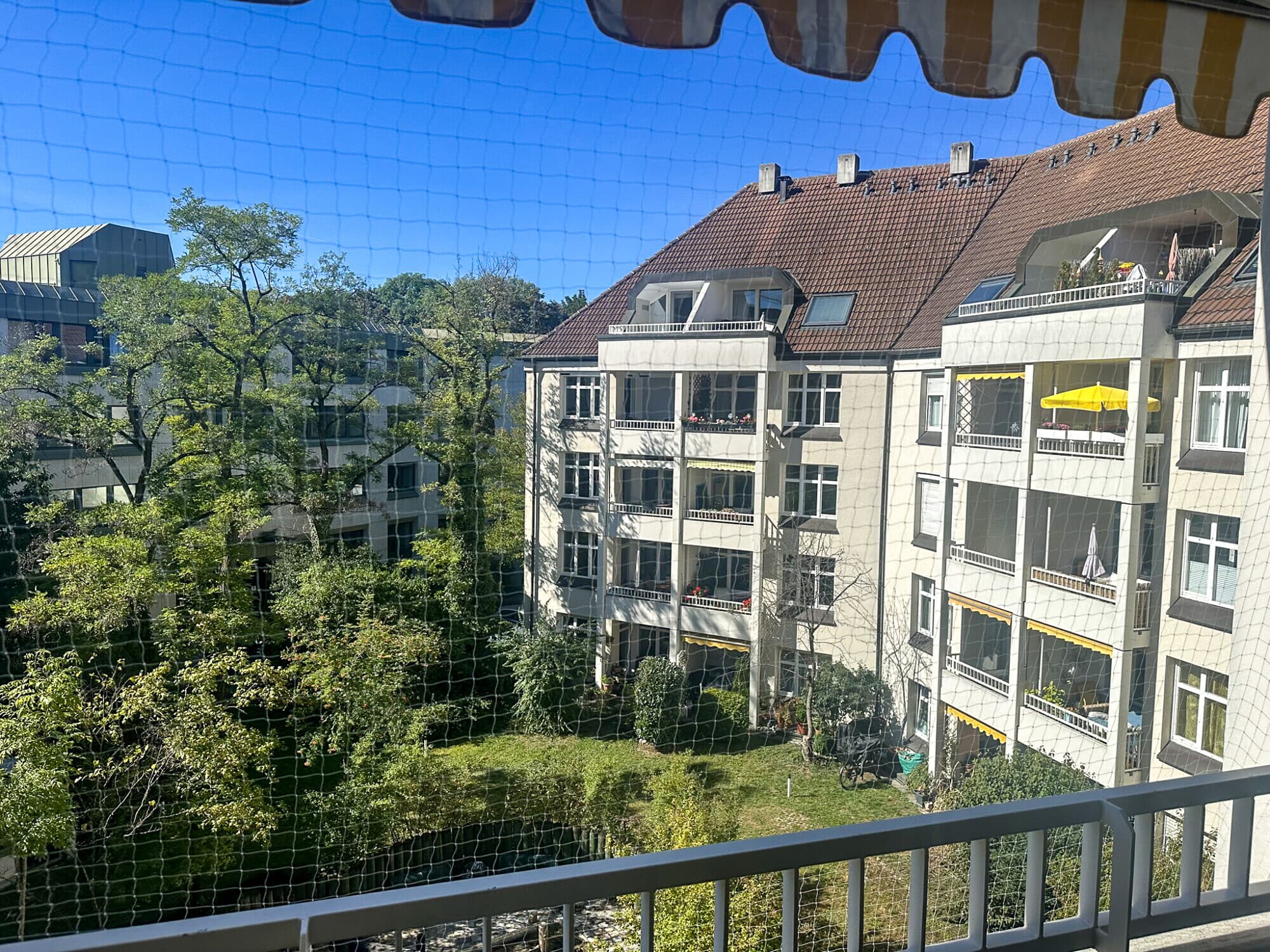 Ruhig & hell im Herzen Münchens: Wohnung mit West-Loggia und Tiefgarage