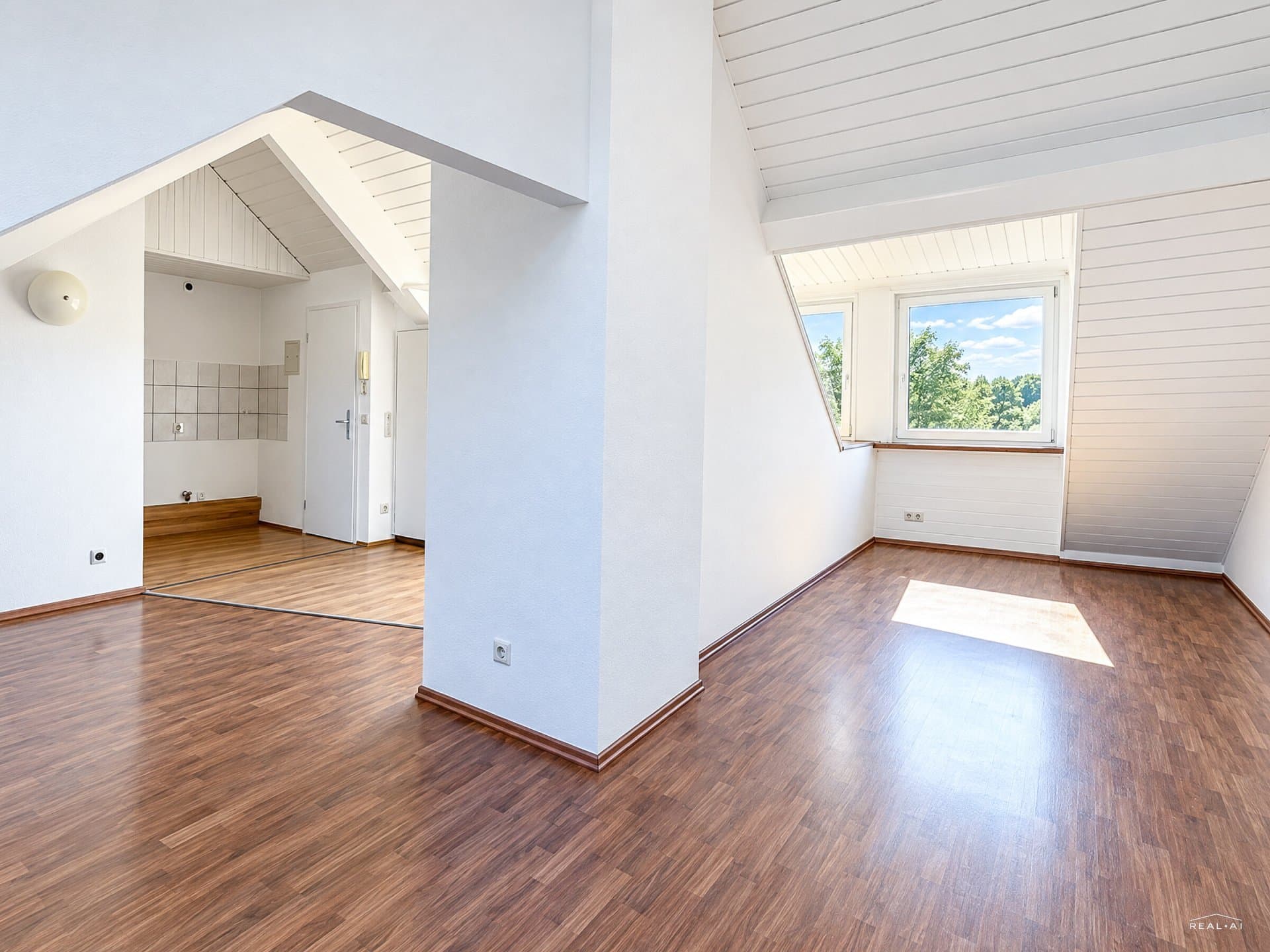 CHARMANTE DACHGESCHOSSWOHNUNG IM DENKMALGESCHÜTZTEM ALTBAU ZU KAUFEN!