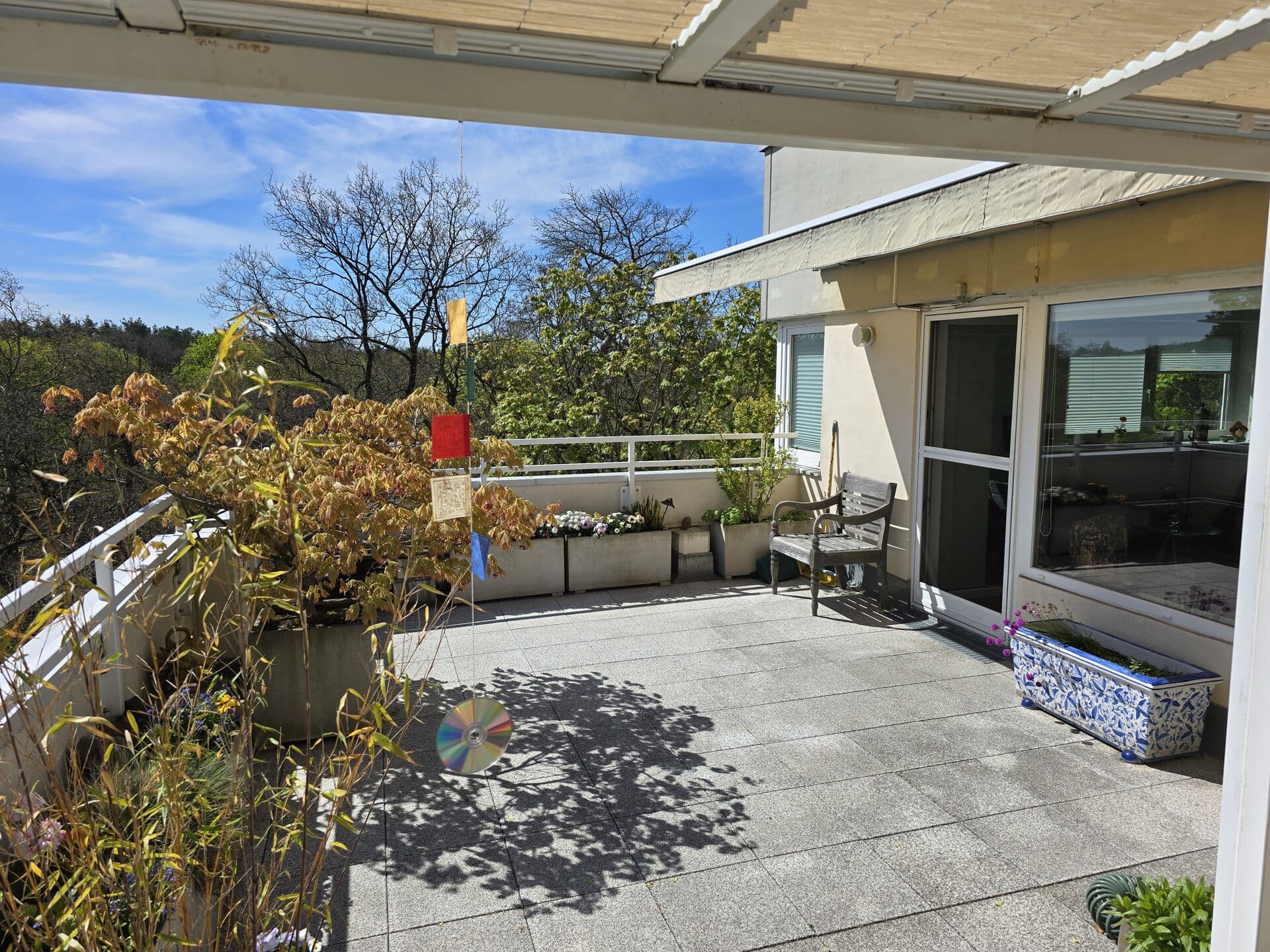 Traumhafte Dachterrasse & sofort verfügbar:
Hochwertige Studio-Wohnung in Havel-Nähe in Berlin