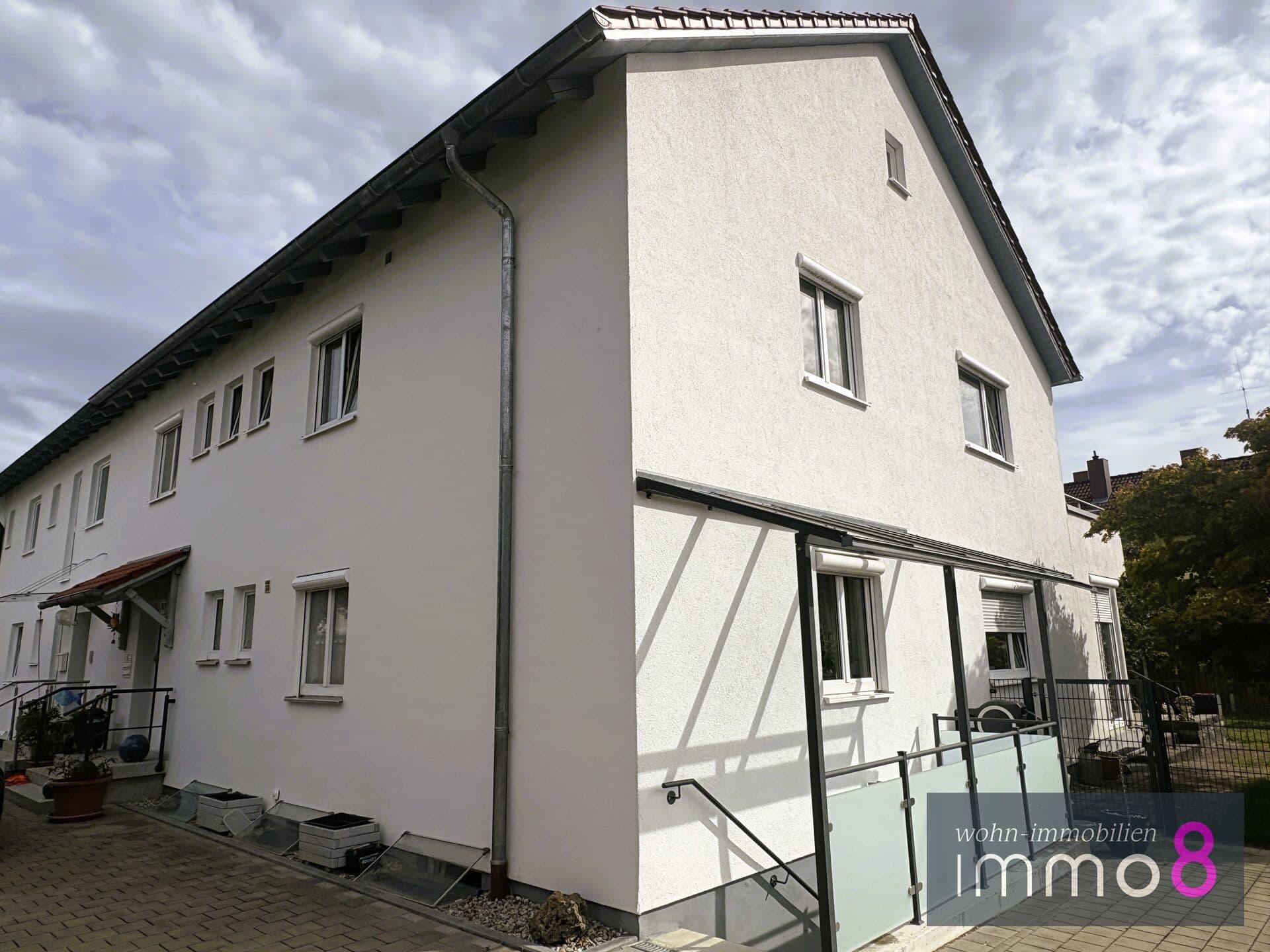 Wohnen oder investieren: Zweifamilienhaus mit großem Grundstück - Aichach zentrumsnah