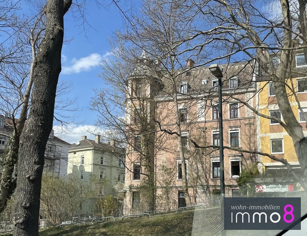 Zentral wohnen in historischem Gebäude.
Hochwertig im Außenbereich energetisch saniert.