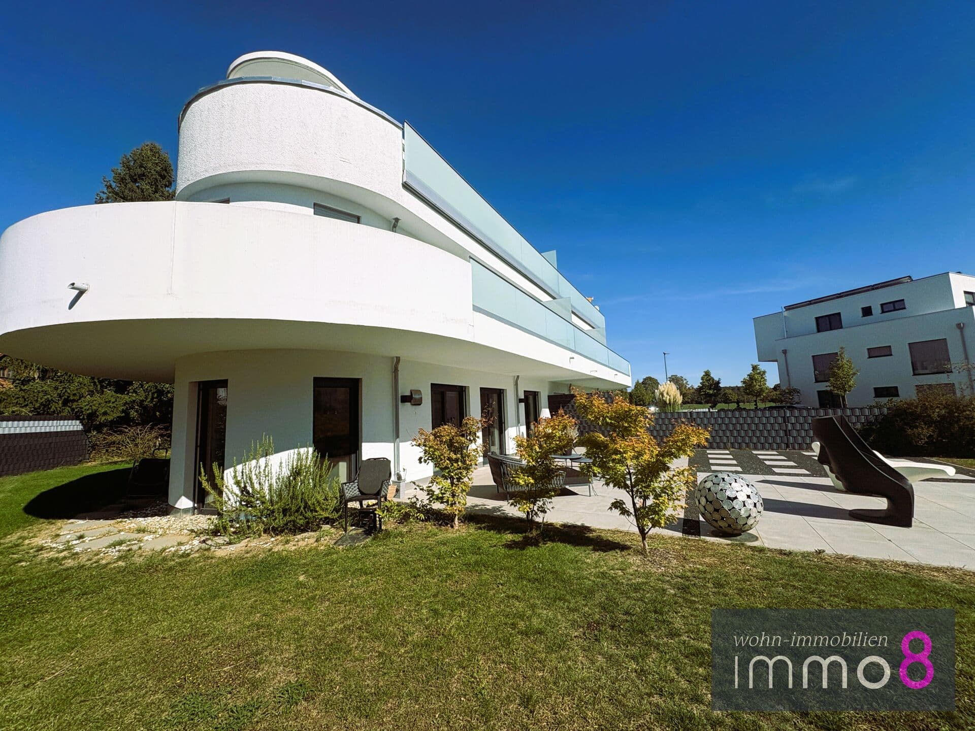 Exklusivität & moderne Architektur - sonnige 2-Zimmer-Wohnung mit großem Garten in Schrobenhausen
