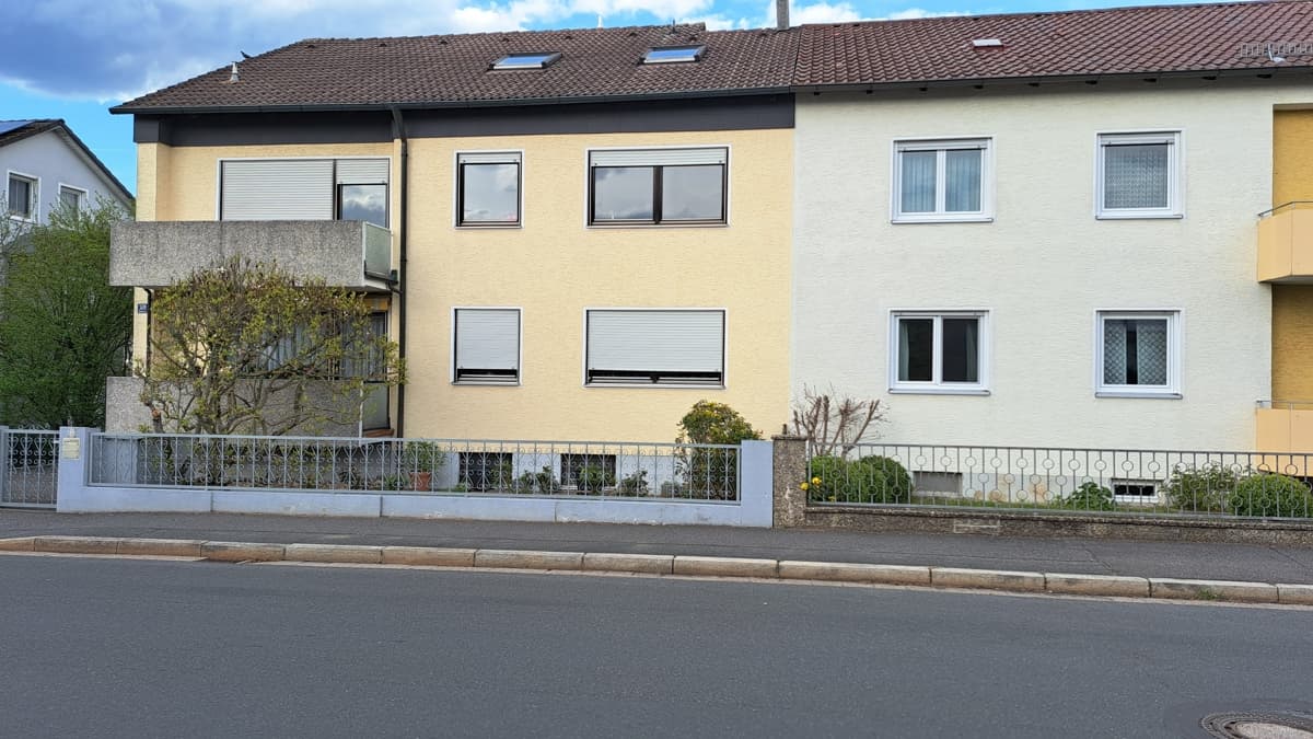 Sehr gepflegtes Haus mit 3 Wohnungen in schöner Lage im Ortsteil Weiden - Rehbühl