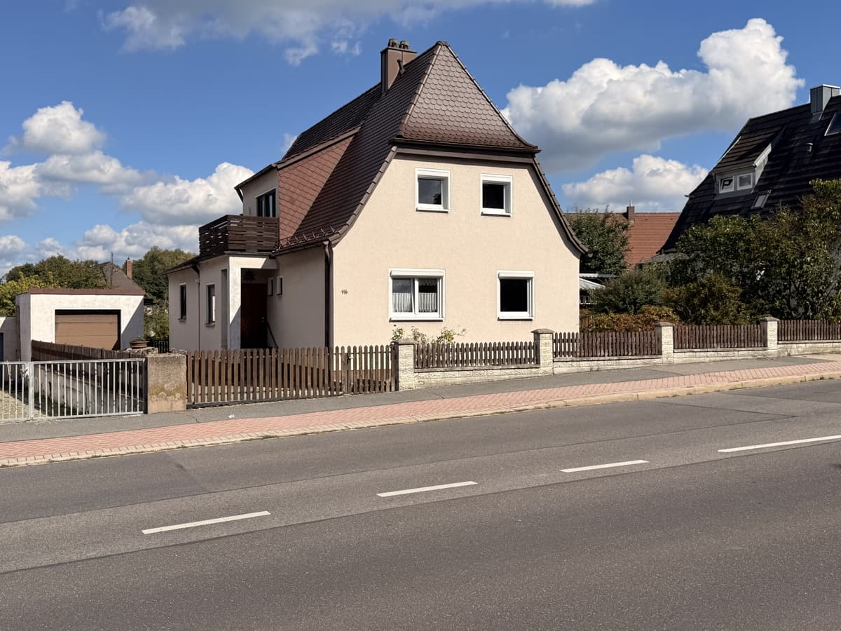 Freistehendes Haus mit vielen Gestaltungsmöglichkeiten und großem Grundstück