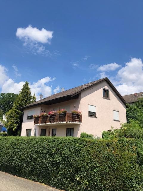 Wohnhaus mit Einliegerwohnung in schöner Aussichtslage