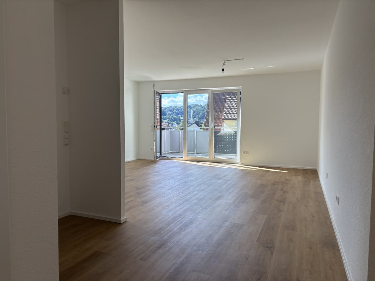 AS-Immobilien.com +++ eine neue Wohnung mit Lift und großem Balkon