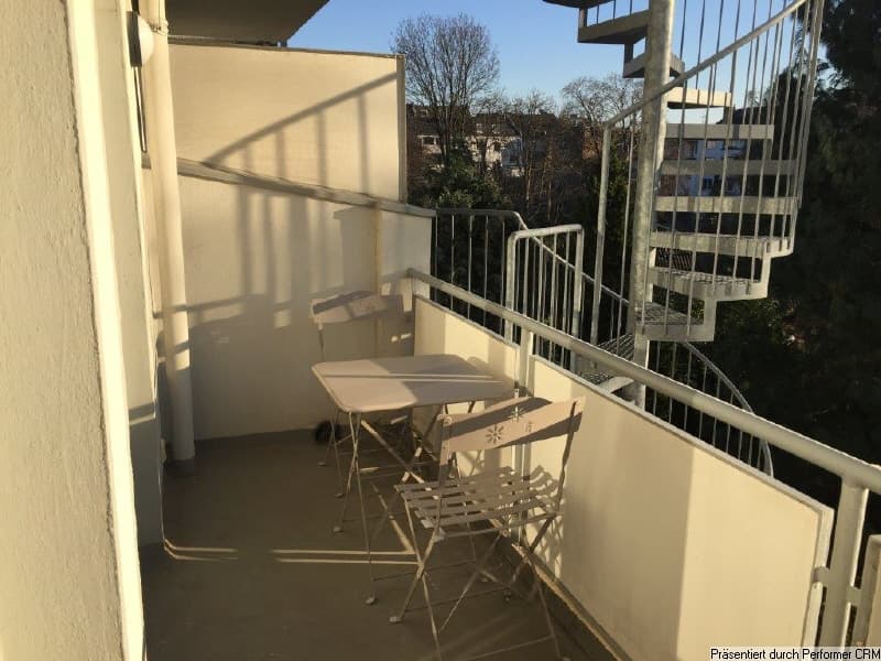 Komplett und modern möbliertes Apartment mit Balkon, in bester Wohnlage am Hofgarten, in Düsseldorf Pempelfort.