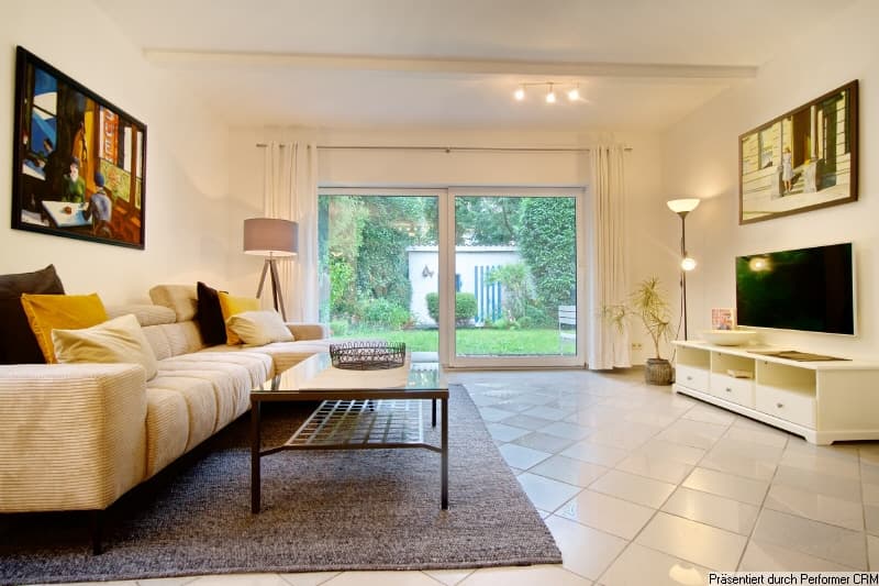 Sehr schöner, möblierter Bungalow mit Terrasse und Garten sowie PKW-Stellplatz, mitten im Grünen gelegen.