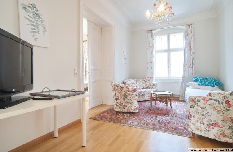 Fully furnished three-room apartment in Unterbilk, ideal for a family or team, in an older building near the Stadttor and MedienHafen