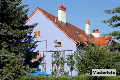 Zweifamilienhaus mit zwei Wohneinheiten, sanierter Wohnung und Nebengebäude