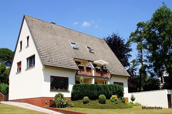 Zweifamilienhaus mit zwei Wohneinheiten, sanierter Wohnung und Nebengebäude