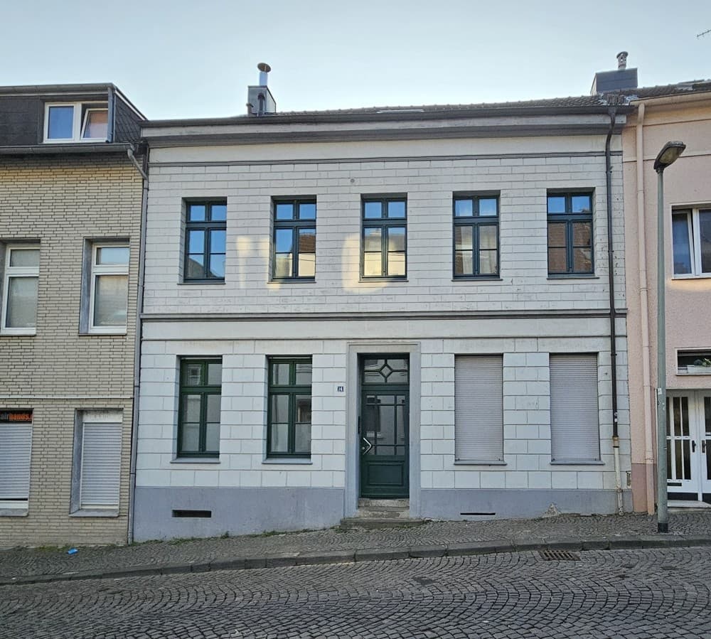 Kapitalanlage mit Potenzial: Mehrfamilienhaus mit 5 Wohnungen in Mönchengladbach City nahe Abteiberg