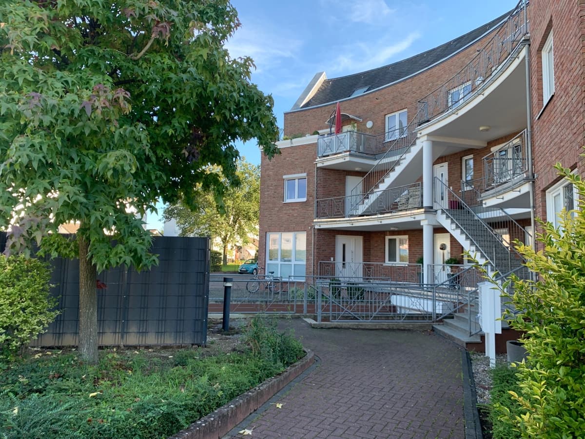 HENNEF in zentrale Lage, gepflegtes Appartement ca. 47 m² Wfl., Einbauküche, Stellplatz, Kellerraum