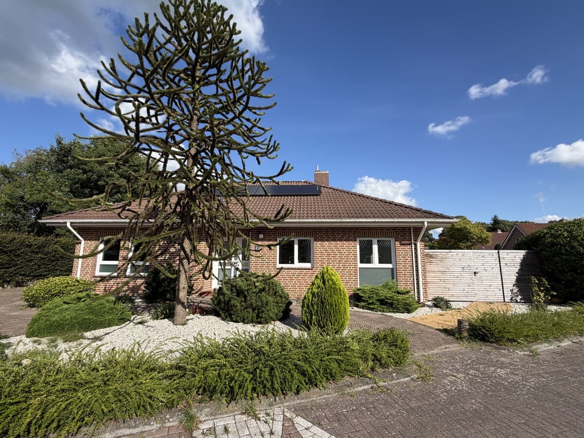 Sanierter Bungalow mit großer Garage und angelegtem Garten