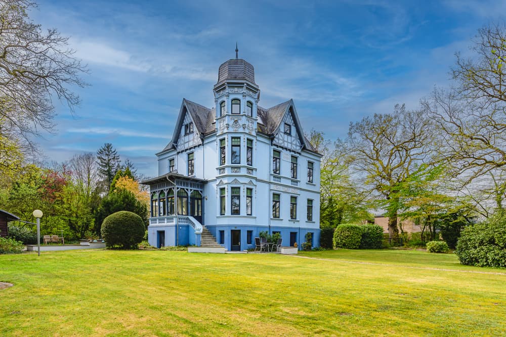 Historische Villa mit Turm und Wintergarten in Schüttorf