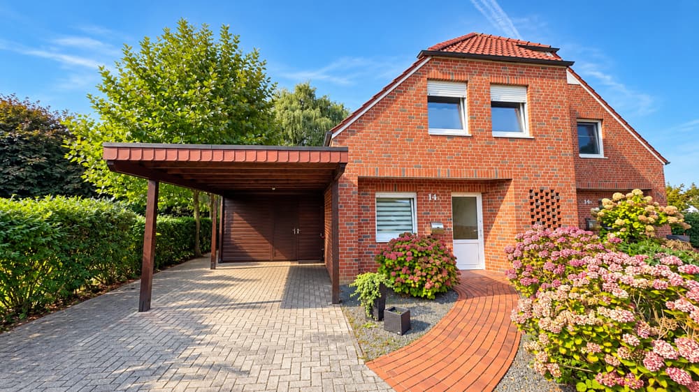 Solide Doppelhaushälfte mit Carport und Garten in Uelsen – vermietet