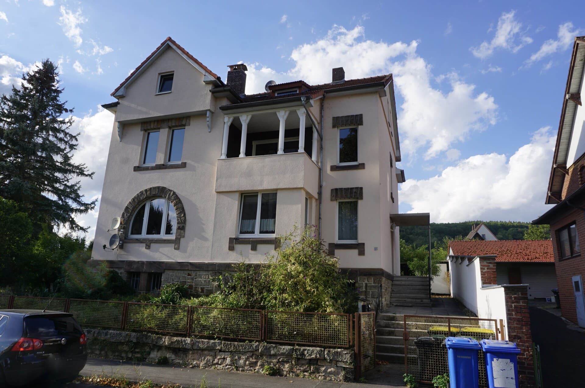 Zweifamilienhaus mit ausgebautem DG für mehrere Generationen in Morschen. Keine Käuferprovision!