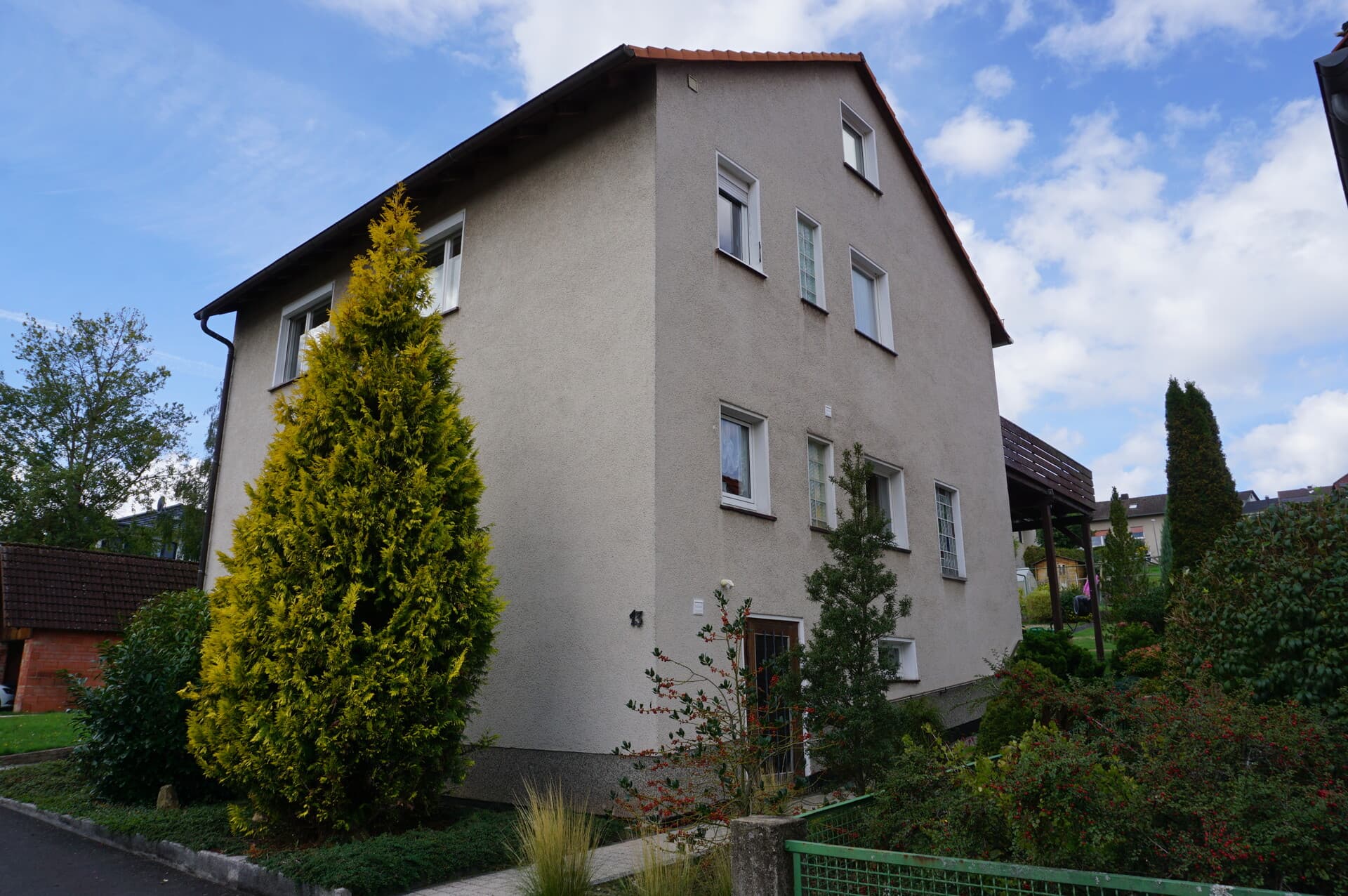 Gepflegtes Zweifamilienhaus in ruhigem Wohngebiet. Keine Käuferprovision!