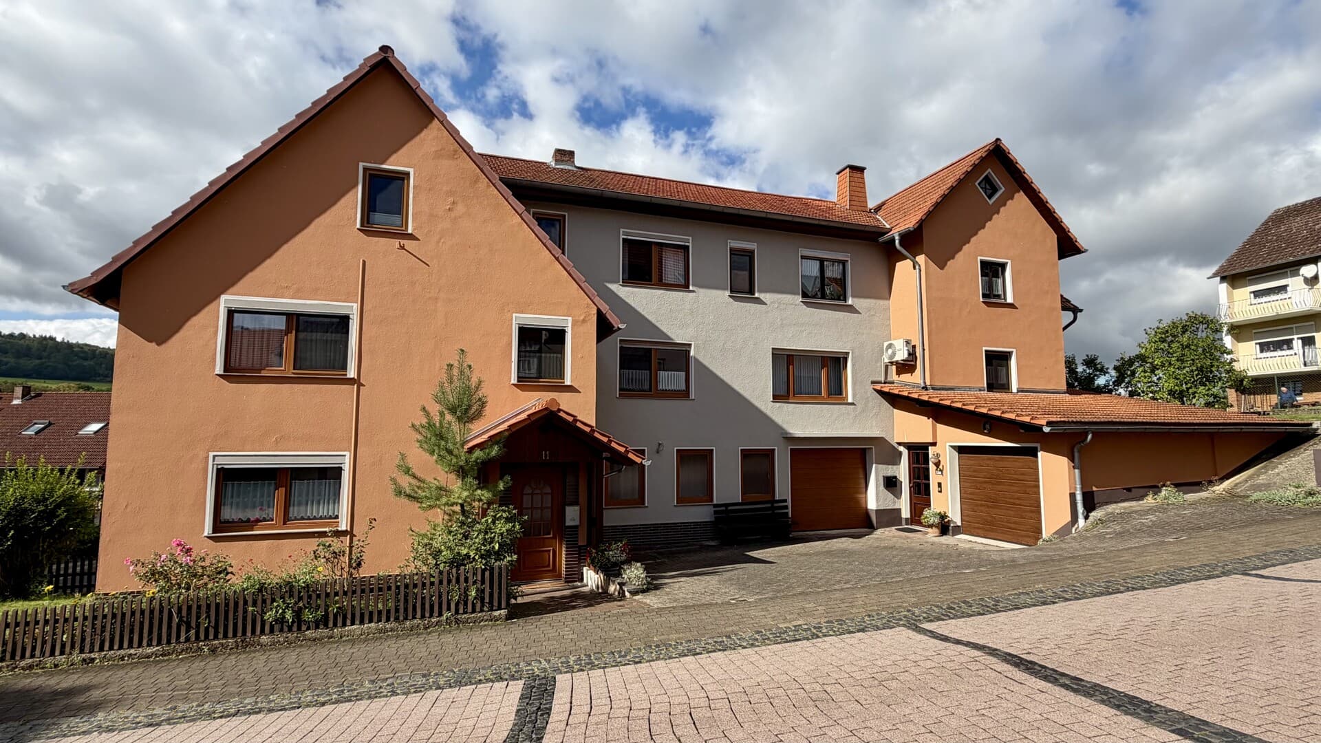 Gepflegtes Zweifamilienhaus in zentraler Lage von Körle zu verkaufen. Keine Käuferprovision!