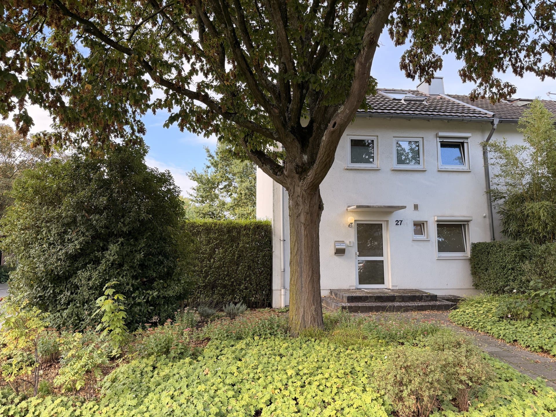 Düsseldorf-Golzheim: Möbliertes Reiheneckhaus mit Garten und PKW-Stellplatz!