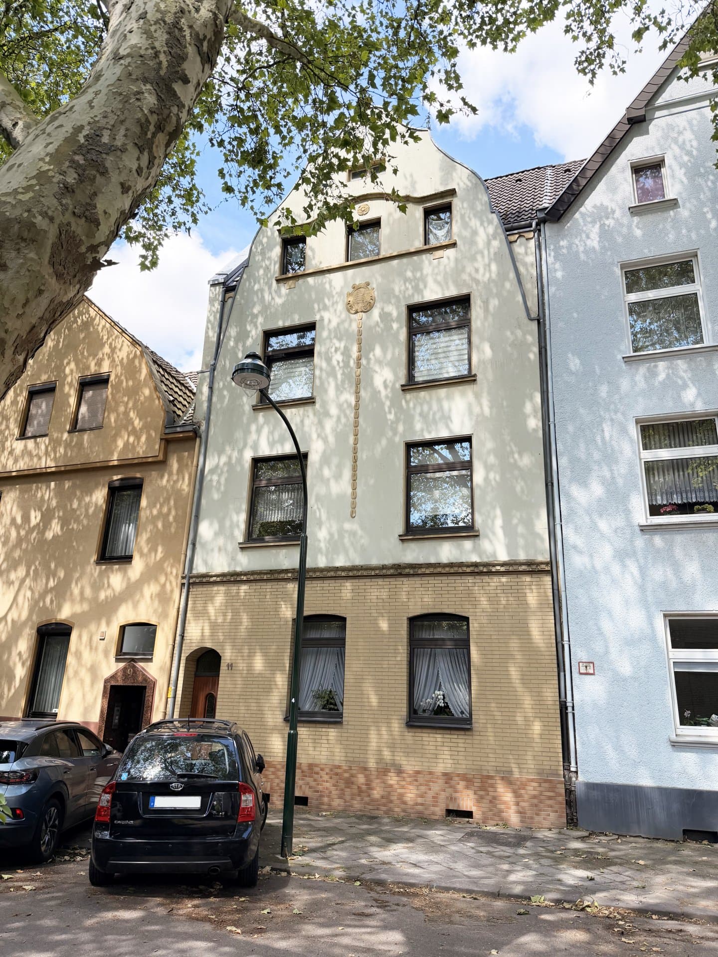 Düsseldorf-Hassels! Gepflegtes 3-Parteien-Haus mit großem Garten!