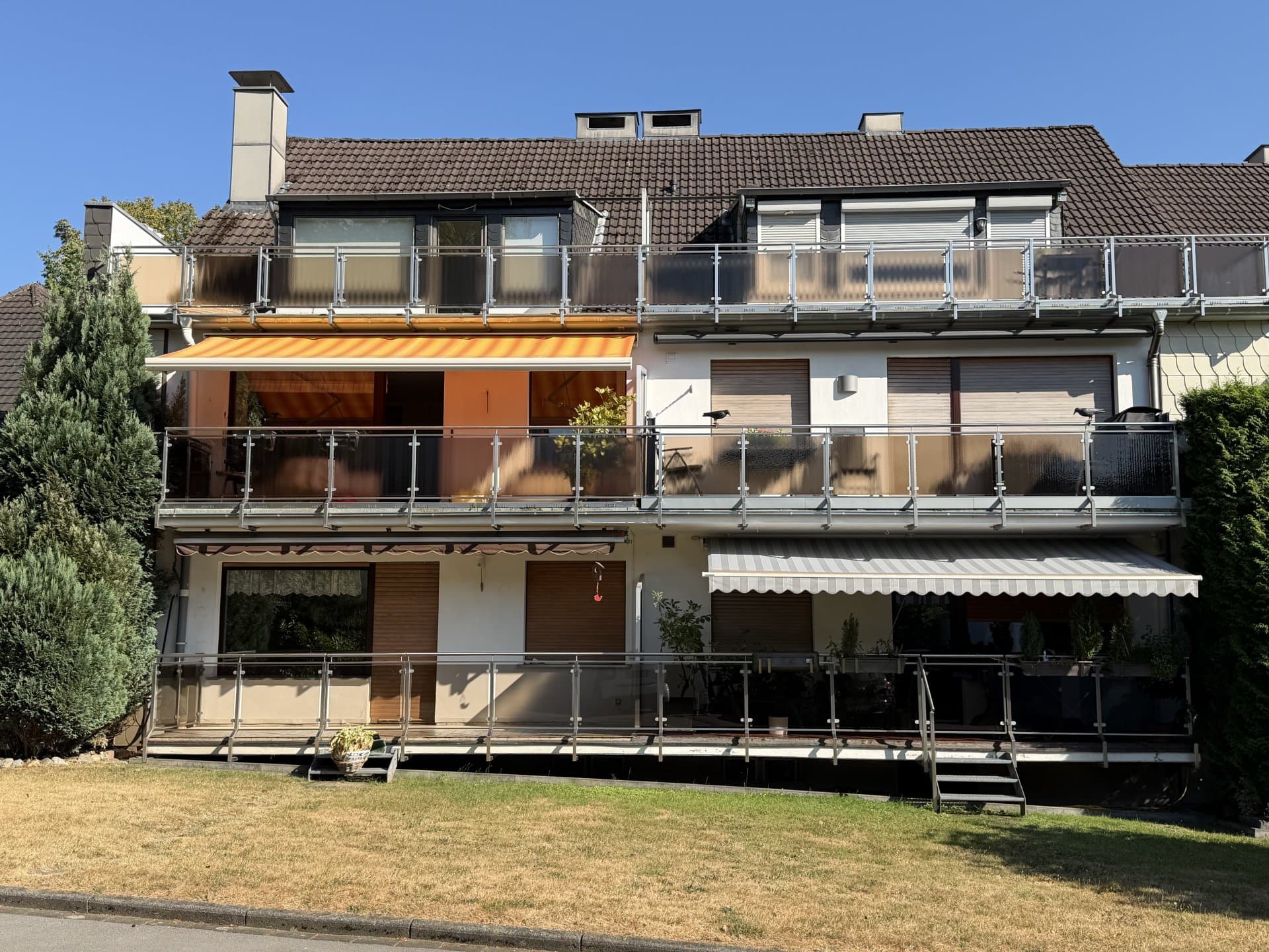 Haan: Renovierungsbedürftige 2-Zimmer-Dachgeschosswohnung mit Balkon und Außenstellplatz!