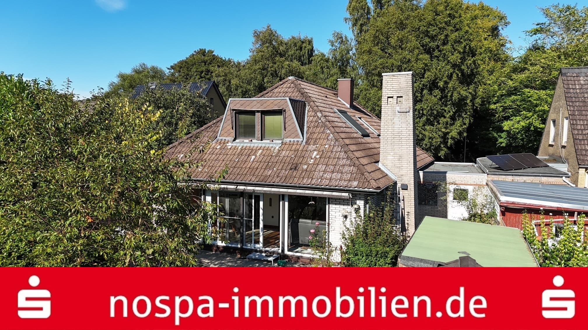 Einfamilienhaus mit ausgebautem Dachgeschoss und Garage auf schönem Grund!