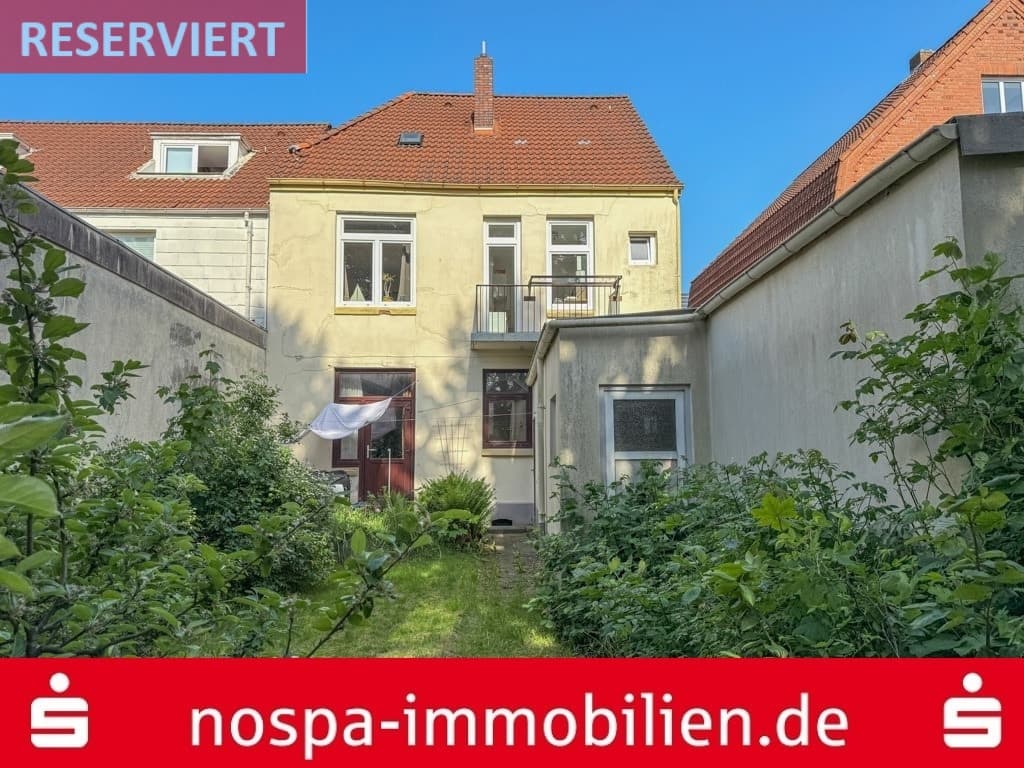 Reserviert: Teilweise vermietetes und sanierungsbedürftiges Stadthaus mit 2 Wohnungen