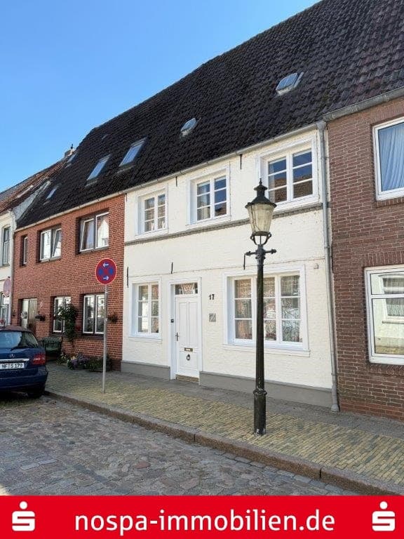 Preisgekrönte Baukultur im Herzen von Friedrichstadt: Wohnen im lebendigen Denkmal von 1650