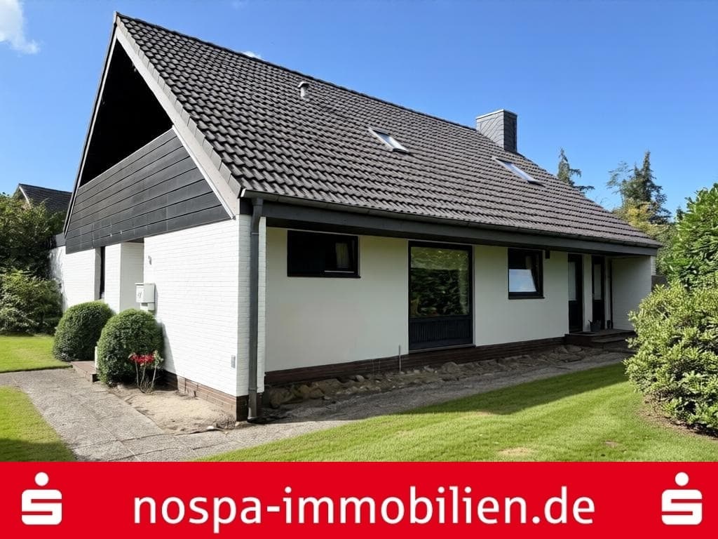 Einfamilienhaus mit Garage und weitläufigem Garten
