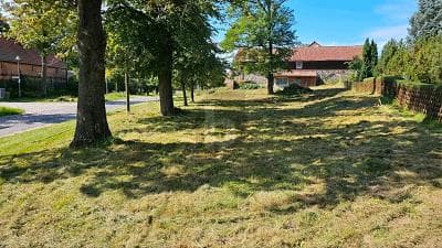 SCHÖN, ERSCHLOSSEN IM GRÜNEN