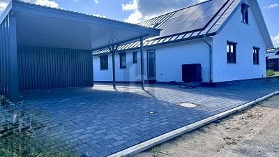 FAMILIENHAUS IM GRÜNEN MIT GARTEN & PV