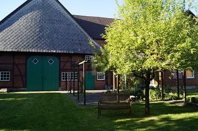 WOHNEN AUF GROßEM RESTHOF IM WESERBERGLAND